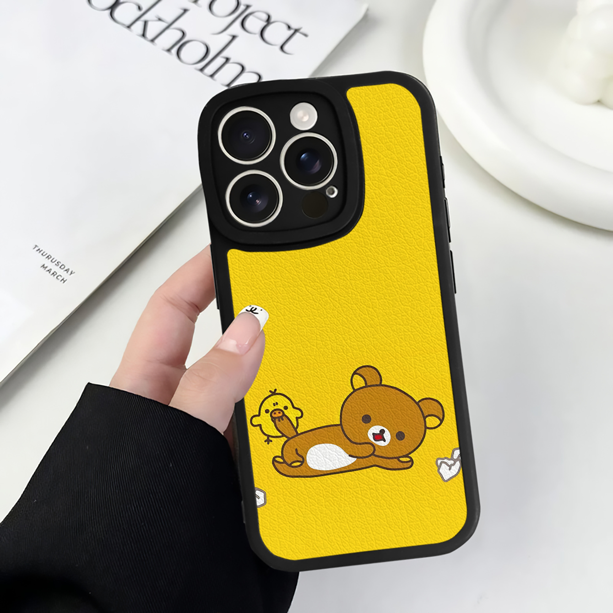 （画像用） リラックマ リラックマ キイロイトリ Rilakkuma Korilakkuma Kiiroitori 【iPhone 16シリーズ対応】シリコンスマホケース（レザー調） 材質：シリコン